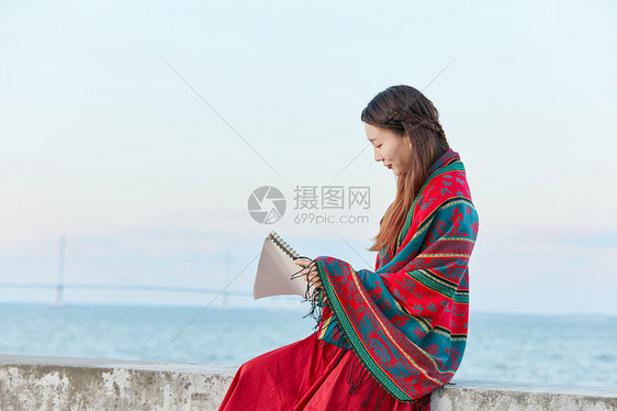 文艺美女在海边绘画图片