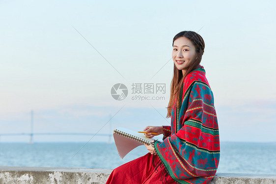 文艺美女在海边绘画图片