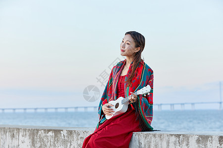 文艺女生海边谈尤克里里图片