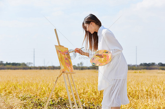 文艺清新美女户外油画写生图片