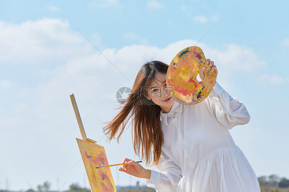 文艺清新美女户外油画写生图片