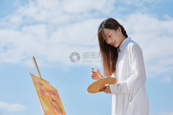 文艺清新美女户外油画写生图片