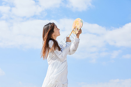 文艺清新美女户外油画写生图片