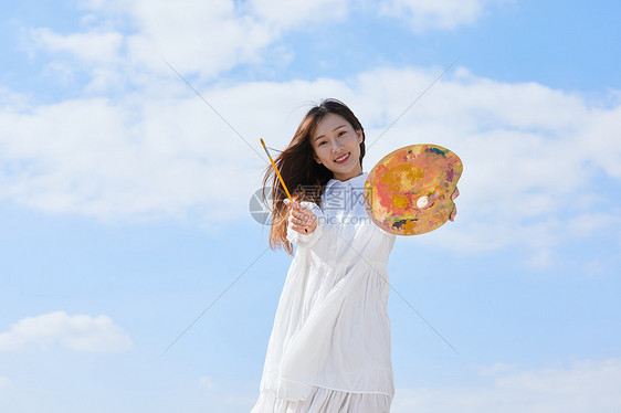 文艺清新美女户外油画写生图片