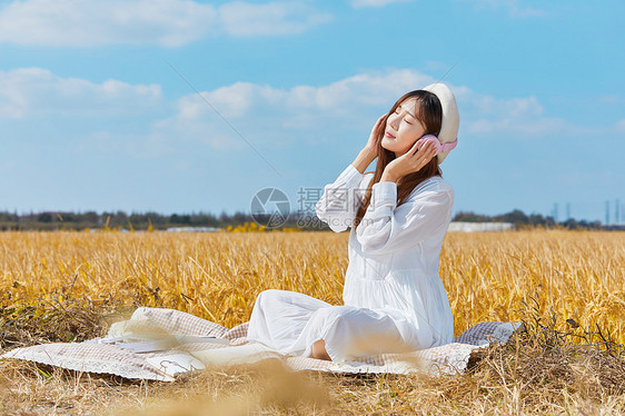 年轻女生户外听音乐图片