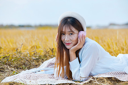 清新家居年轻女生户外听音乐背景