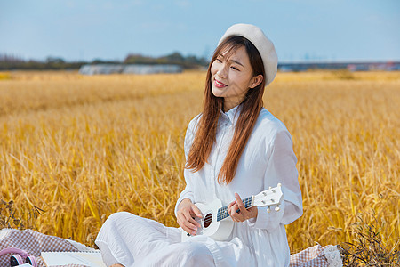 文艺清新女生弹尤克里里图片