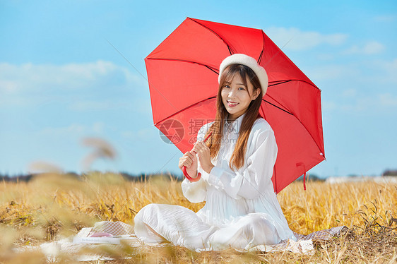 文艺美女手撑红色雨伞图片