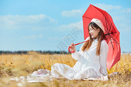 文艺美女手撑红色雨伞高清图片