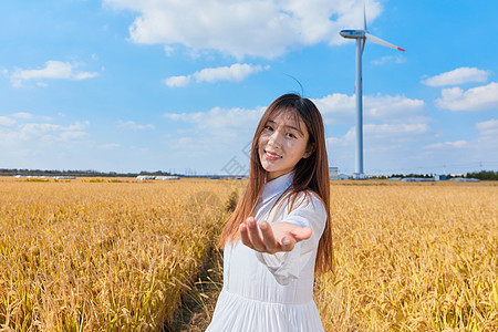 文艺美女牵手旅行图片