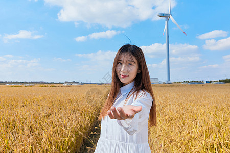 文艺美女牵手旅行图片