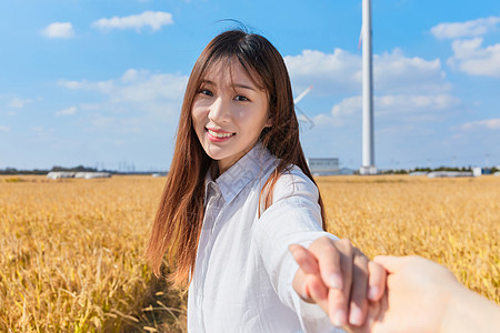 文艺美女牵手旅行图片