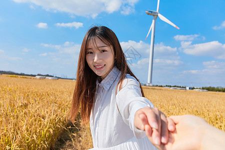 文艺美女牵手旅行图片