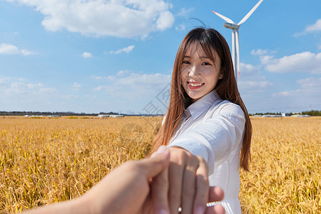 文艺美女牵手旅行图片