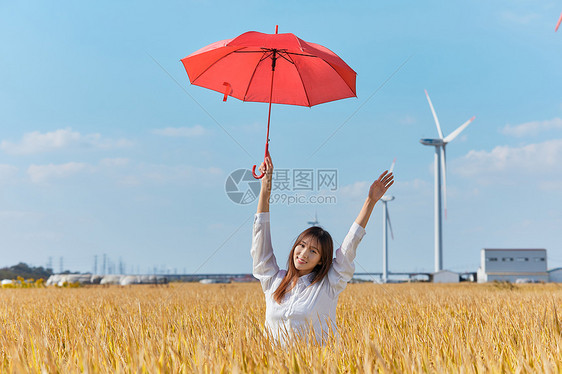 文艺美女手撑红色雨伞图片