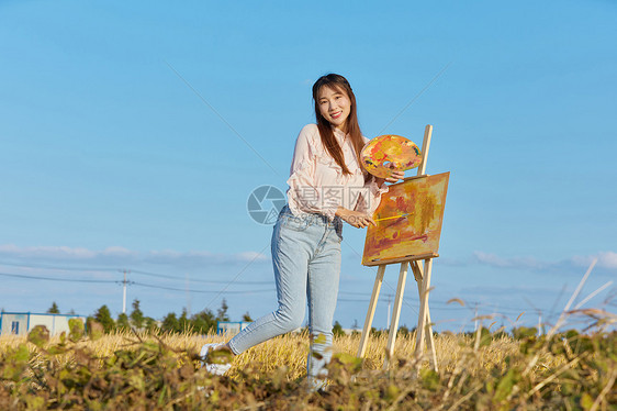 文艺清新美女户外油画写生图片