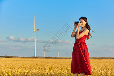 文艺美女拿相机拍照背景图片