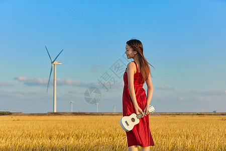 年轻美女手拿尤克里里背景图片