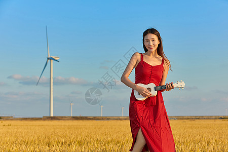 年轻尤克里里年轻美女手拿尤克里里背景