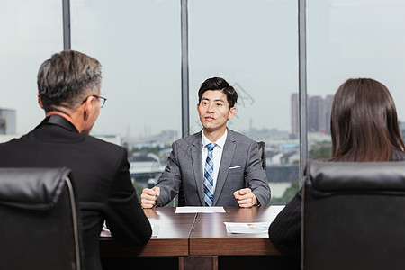 青年男性求职面试 图片