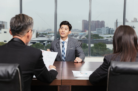 青年男性求职面试 图片