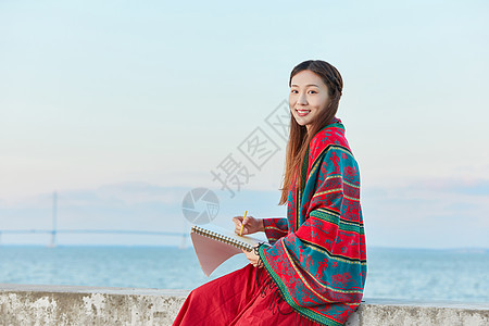 文艺美女海边画画图片