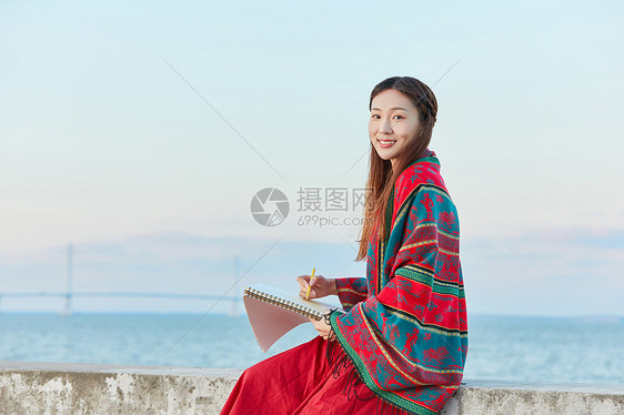 文艺美女海边画画图片