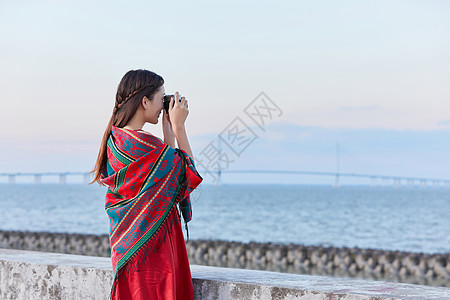 人的相机素材文艺美女海边拍照背景