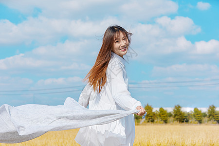 田野奔跑文艺美女田野里奔跑背景