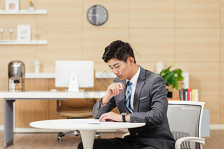 求职男性填写表格图片