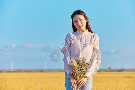 年轻美女手拿情人草图片