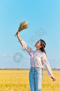 年轻美女手拿花图片