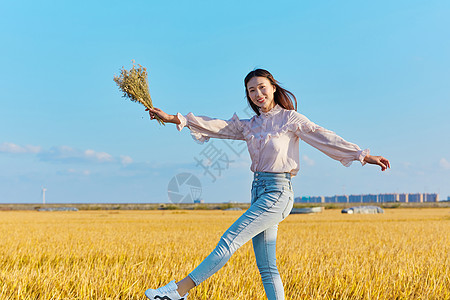 文艺美女走在田埂上图片