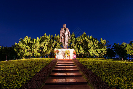 莲花山邓小平雕像图片