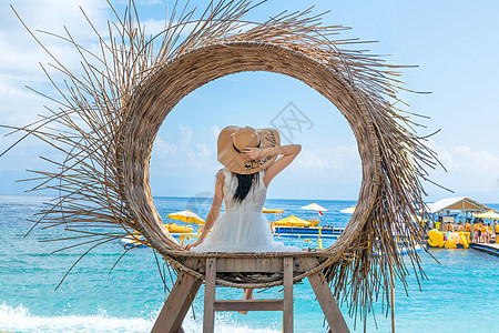 美女海边度假巴厘岛少女的背影背景
