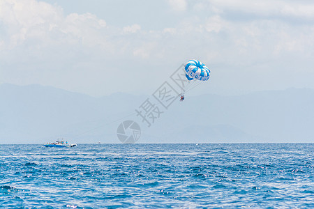 巴厘岛海上拖伞娱乐运动图片