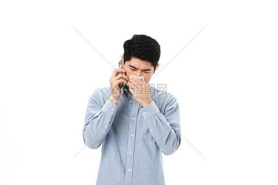 青年男性感冒擦鼻涕打电话图片