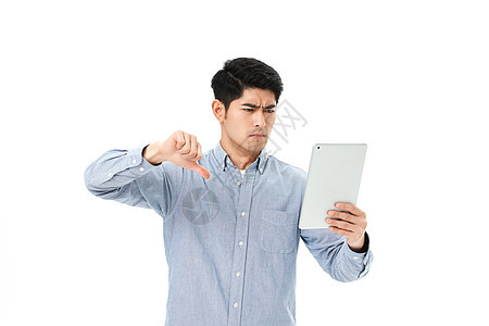 青年男性看平板电脑背景图片