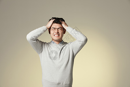 情绪烦躁抱头抓头发的图片