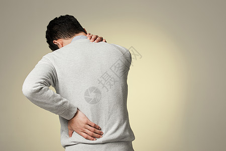 青年男性肩部疼痛图片