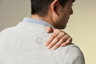 青年男性肩部疼痛图片