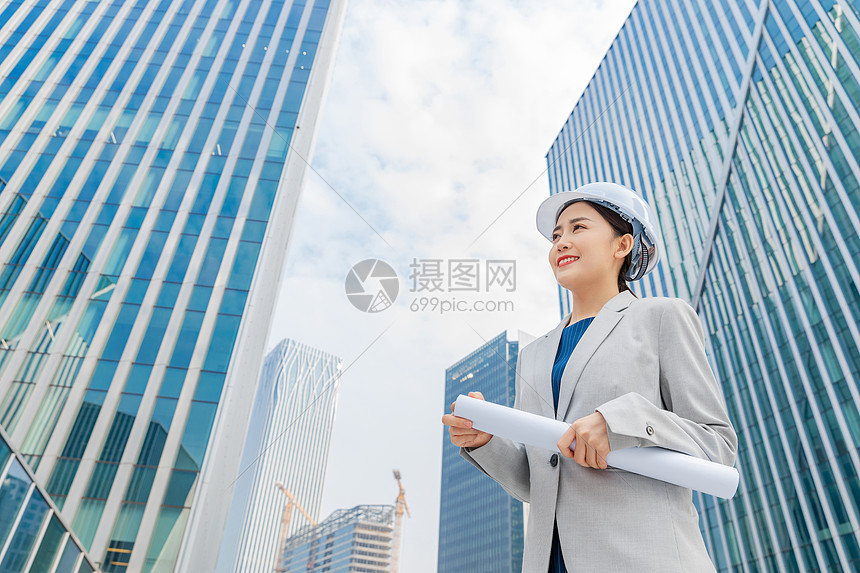 女性建筑工程师拿图纸图片