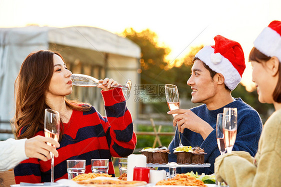 青年人圣诞聚会喝酒图片