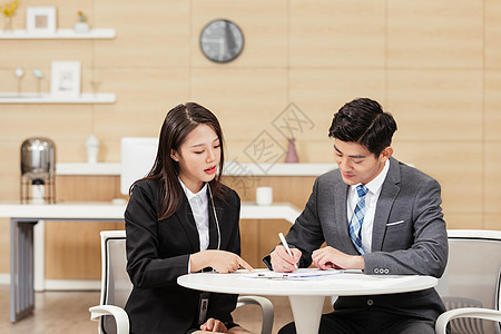 面试官与填表格的求职男性背景图片