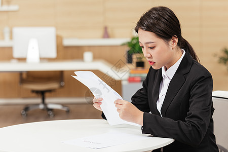 求职女性填写面试表格图片