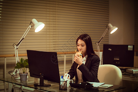办公室加班职场女性深夜加班吃三明治背景