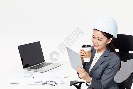 女性工程师拿平板电脑办公图片