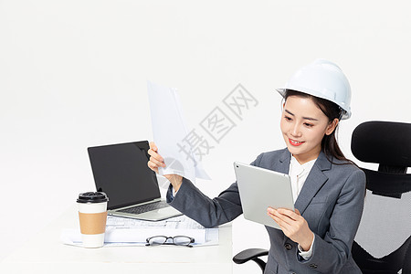 女性工程师拿平板电脑办公背景图片