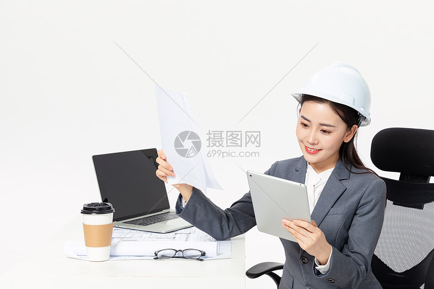 女性工程师拿平板电脑办公图片