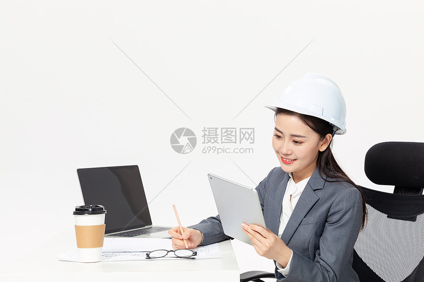 女性工程师拿平板电脑办公图片